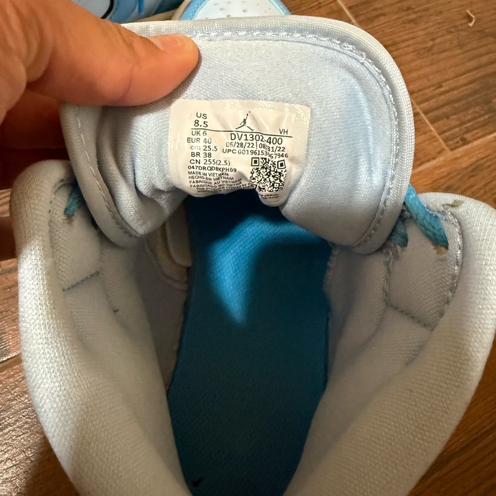 Air Jordan 1 Mid SE ‘Ice Blue’ - Picture 3 of 5